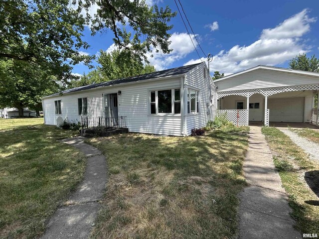 view of front of property with a front lawn