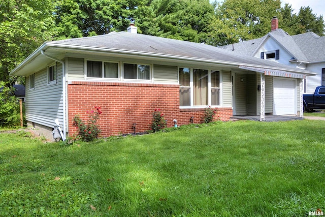 view of front of property featuring a front lawn and a garage