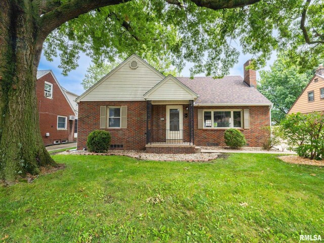 view of front of house with a front lawn