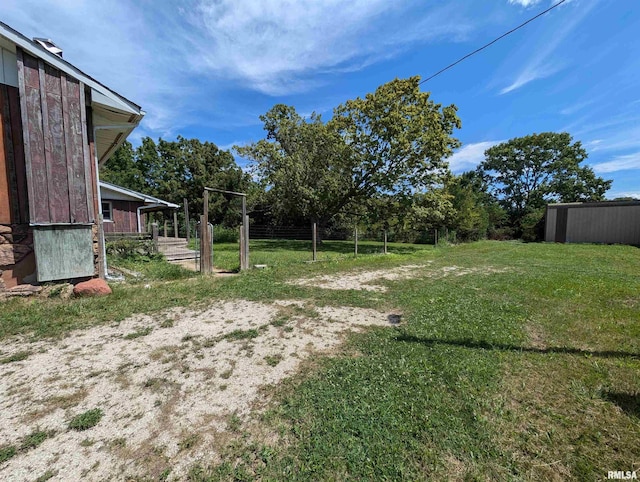 view of yard featuring an outbuilding