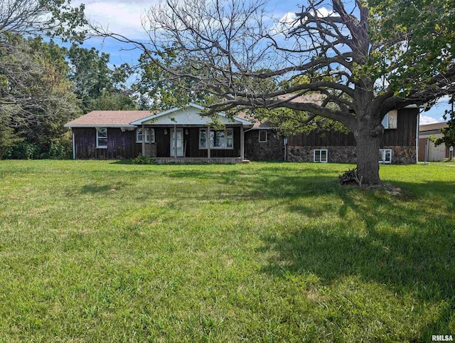 single story home featuring a front lawn