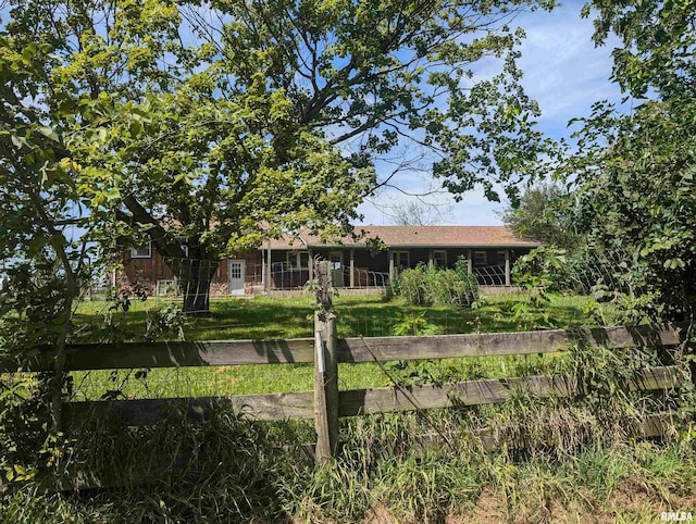 view of front of house with a front lawn