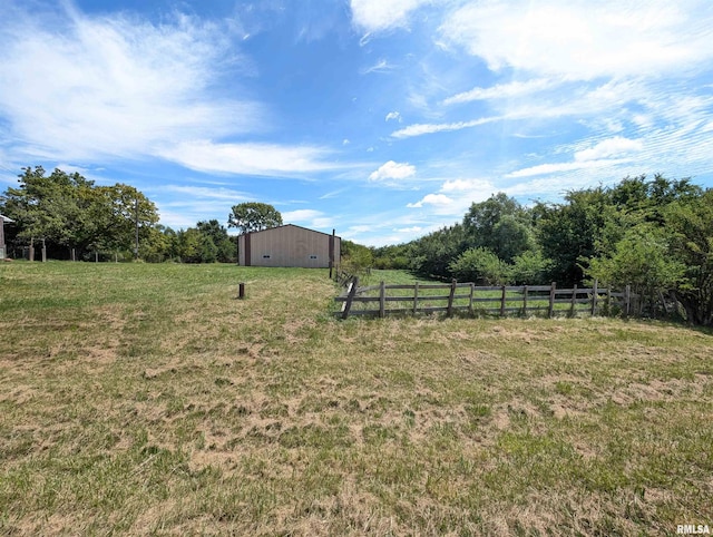 view of yard featuring a rural view