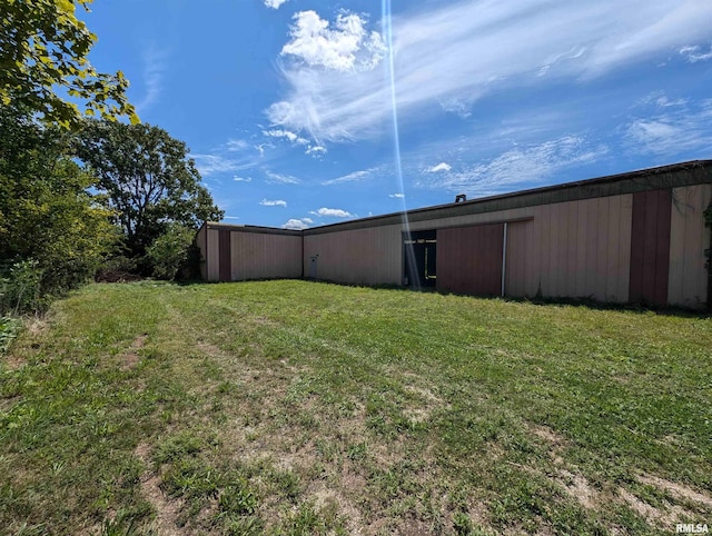 view of yard featuring an outdoor structure