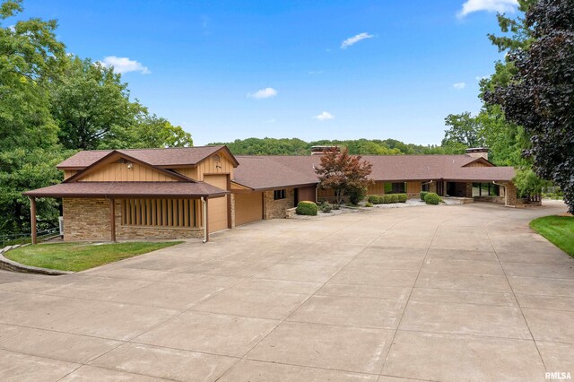 ranch-style home featuring a garage