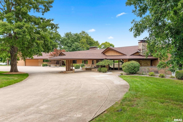 ranch-style house featuring a front yard