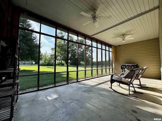 sunroom with ceiling fan