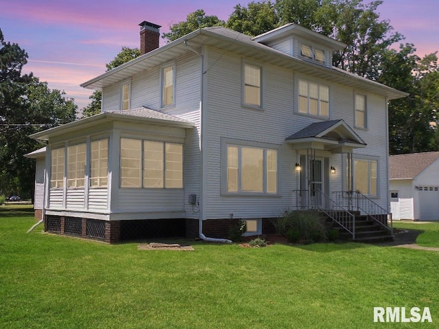 view of front facade with a yard