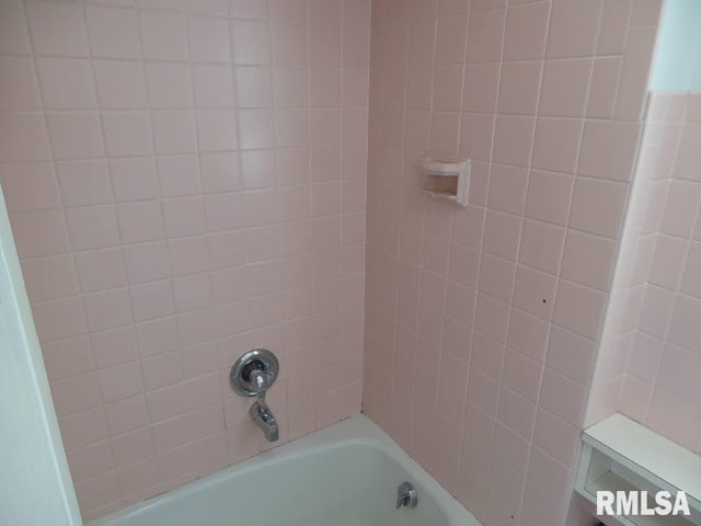 bathroom with tiled shower / bath combo