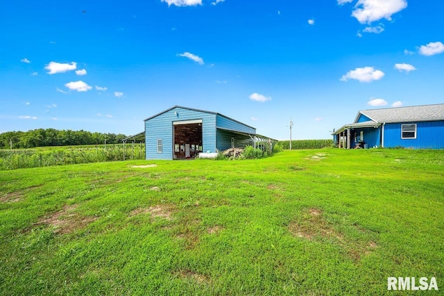 view of yard with an outbuilding