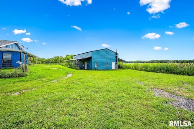 view of yard featuring a rural view