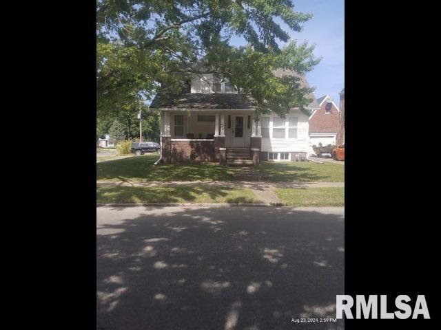 view of front facade with a front yard and a porch