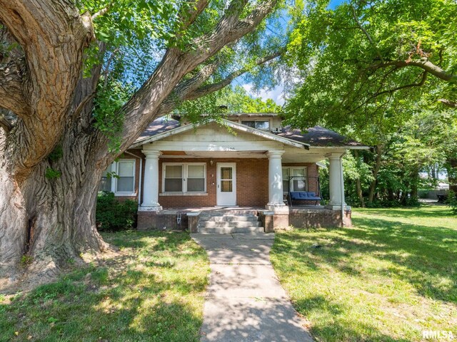 craftsman house featuring a porch and a front lawn