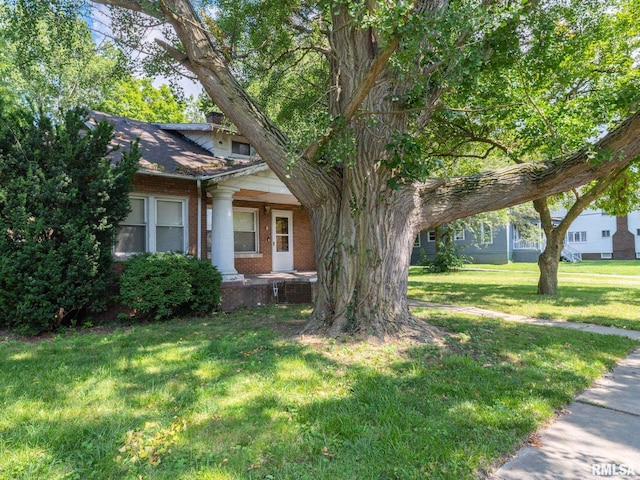 view of front facade with a front yard