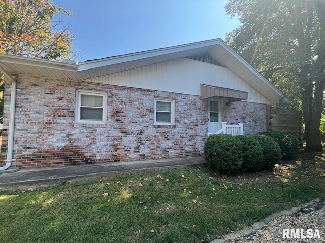 view of front of house featuring a front lawn