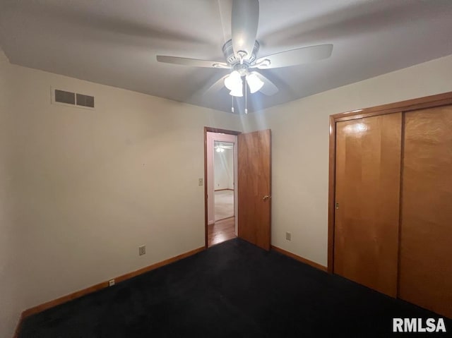 unfurnished bedroom featuring ceiling fan and a closet