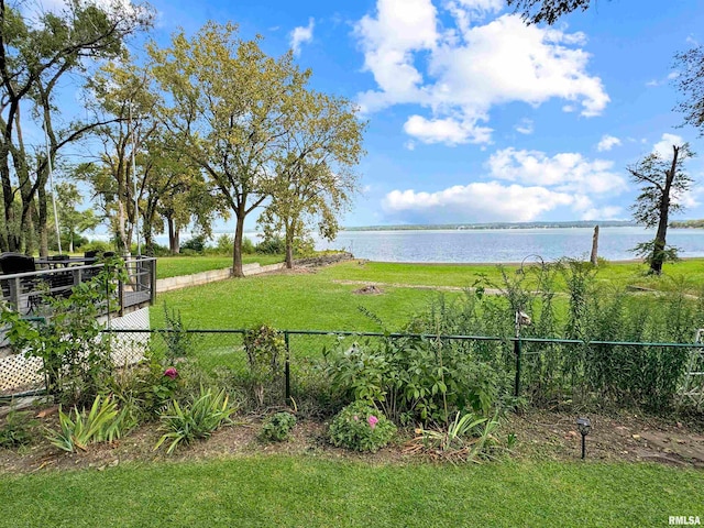 view of yard featuring a water view