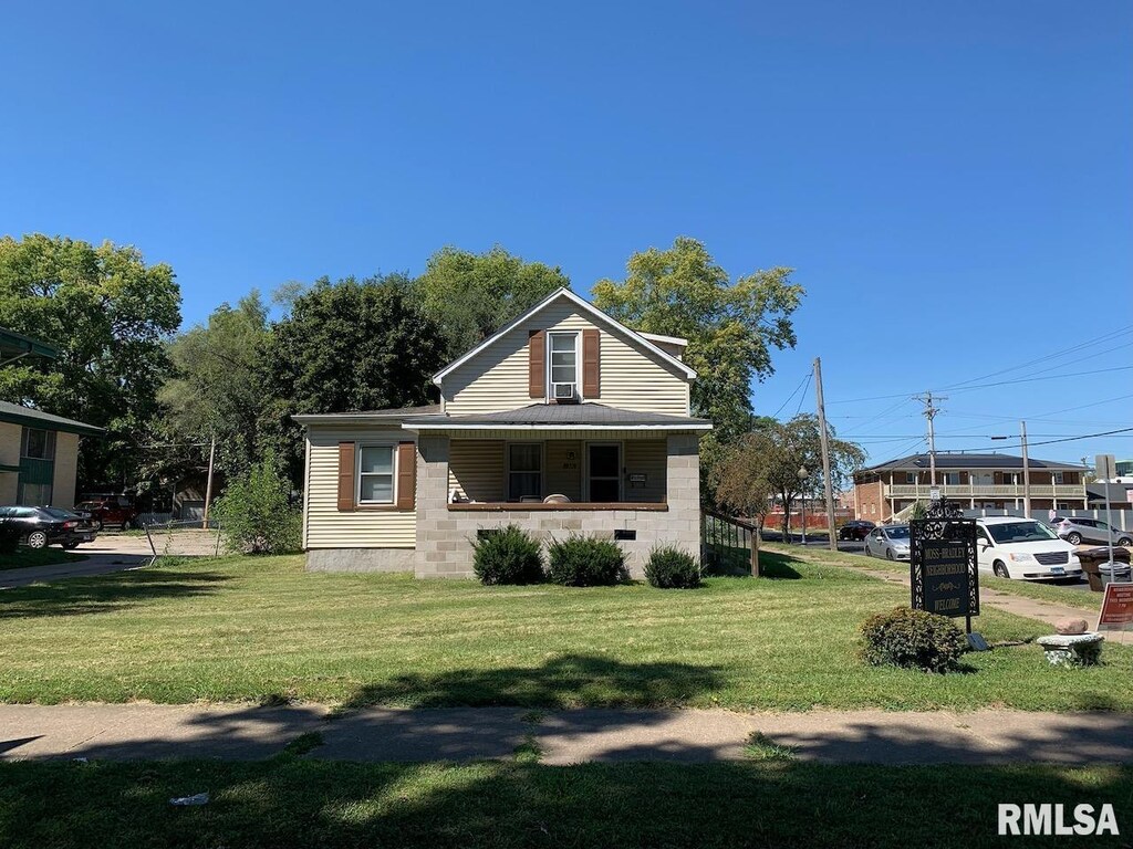 exterior space featuring a front yard