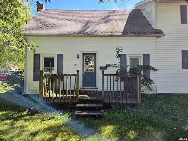 back of house featuring a yard