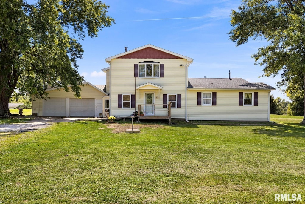 view of front facade featuring a garage and a front lawn