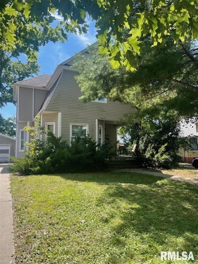 view of front of house featuring a front yard