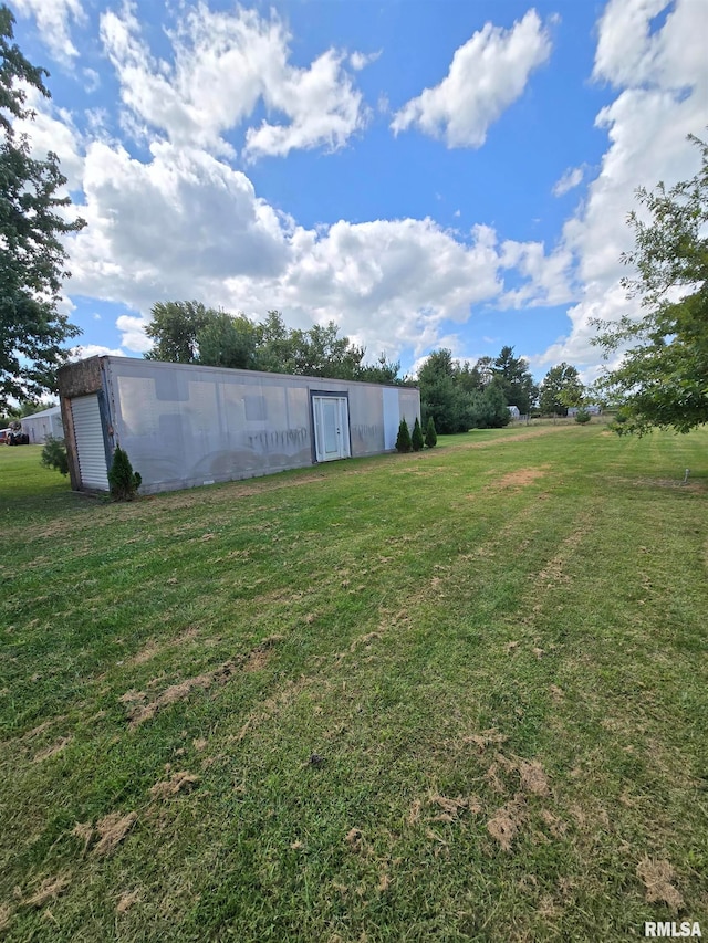 view of yard featuring an outbuilding