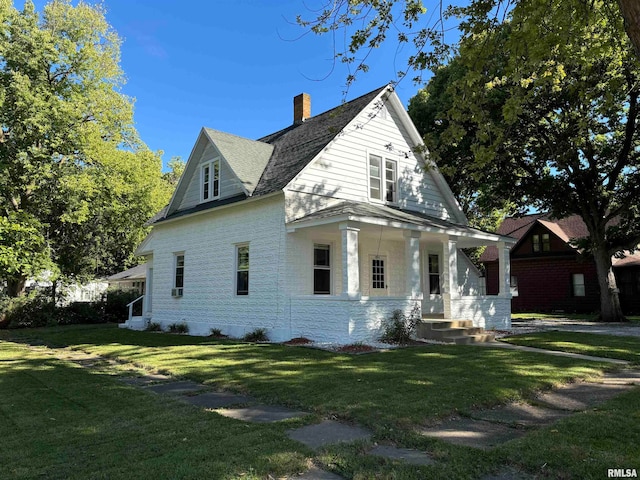 view of front of home featuring a front lawn