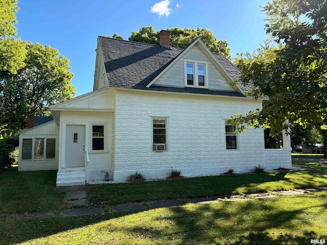 view of front of house featuring a front yard