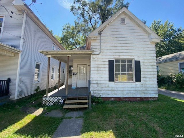 view of front of property featuring a front lawn