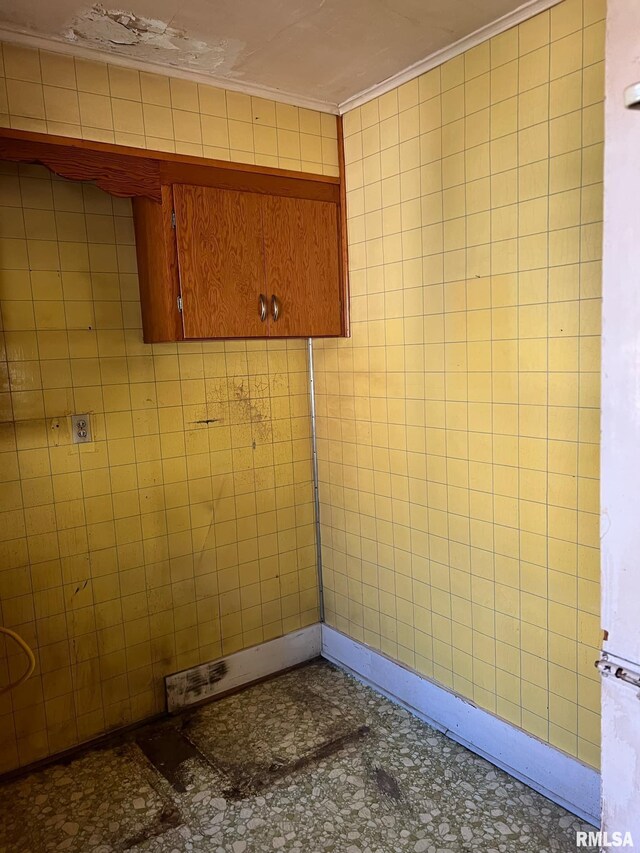 washroom with crown molding