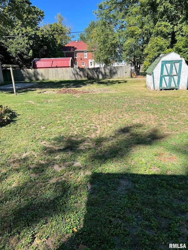 view of yard featuring a storage unit