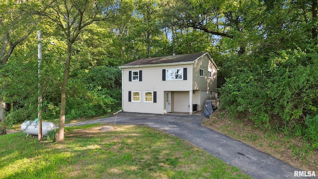 view of front of property featuring a front lawn