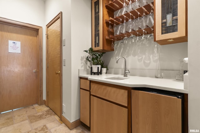 200 W Ravinwoods Rd, Peoria, IL 61615 - indoor wet bar with stone tile flooring and baseboards