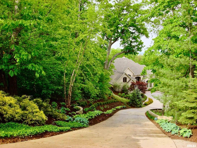 200 W Ravinwoods Rd, Peoria, IL 61615 - view of home's community featuring driveway
