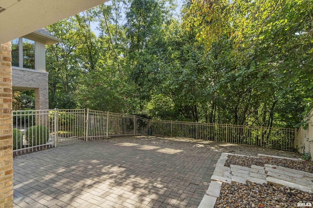 200 W Ravinwoods Rd, Peoria, IL 61615 - view of patio / terrace