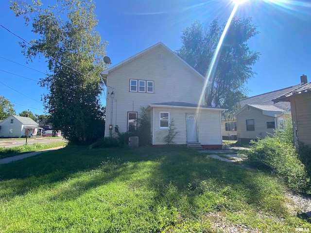 back of house featuring a lawn