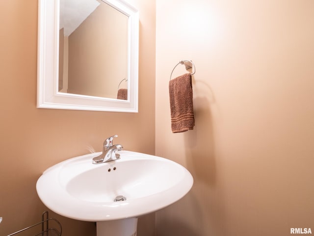 bathroom featuring sink