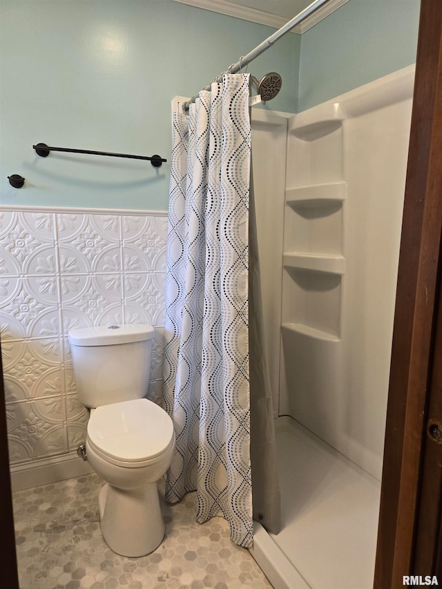 bathroom with a shower with shower curtain and toilet