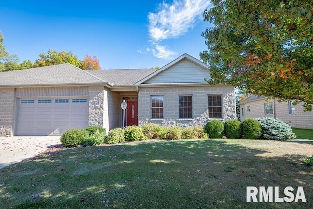 view of front of house featuring a front lawn and a garage