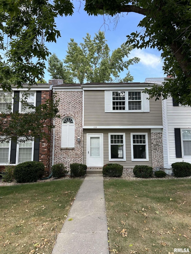 view of front of home featuring a front lawn