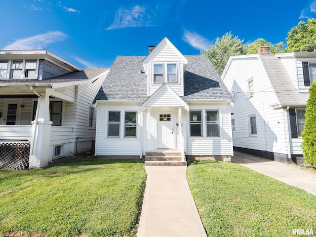 view of front of property featuring a front yard