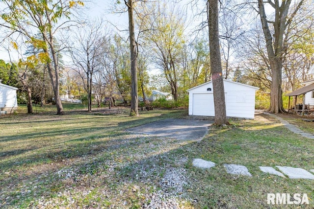 view of yard with an outdoor structure and a garage