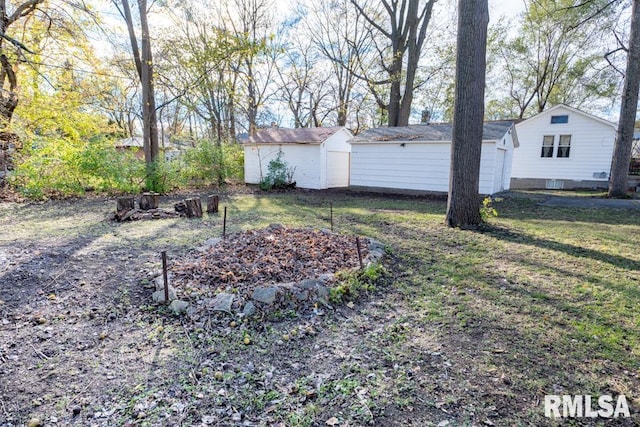 view of yard with a storage unit