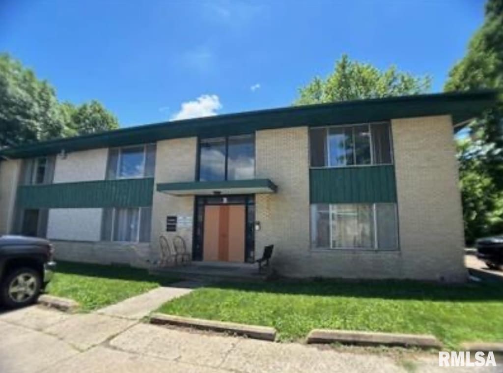 front of property featuring a front yard