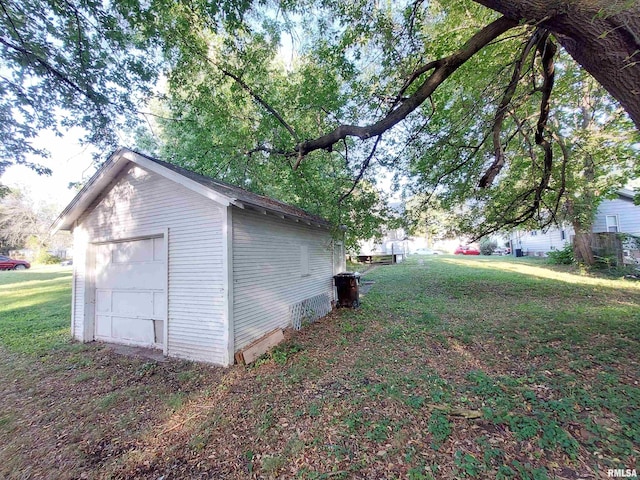 view of outdoor structure featuring a garage and a yard