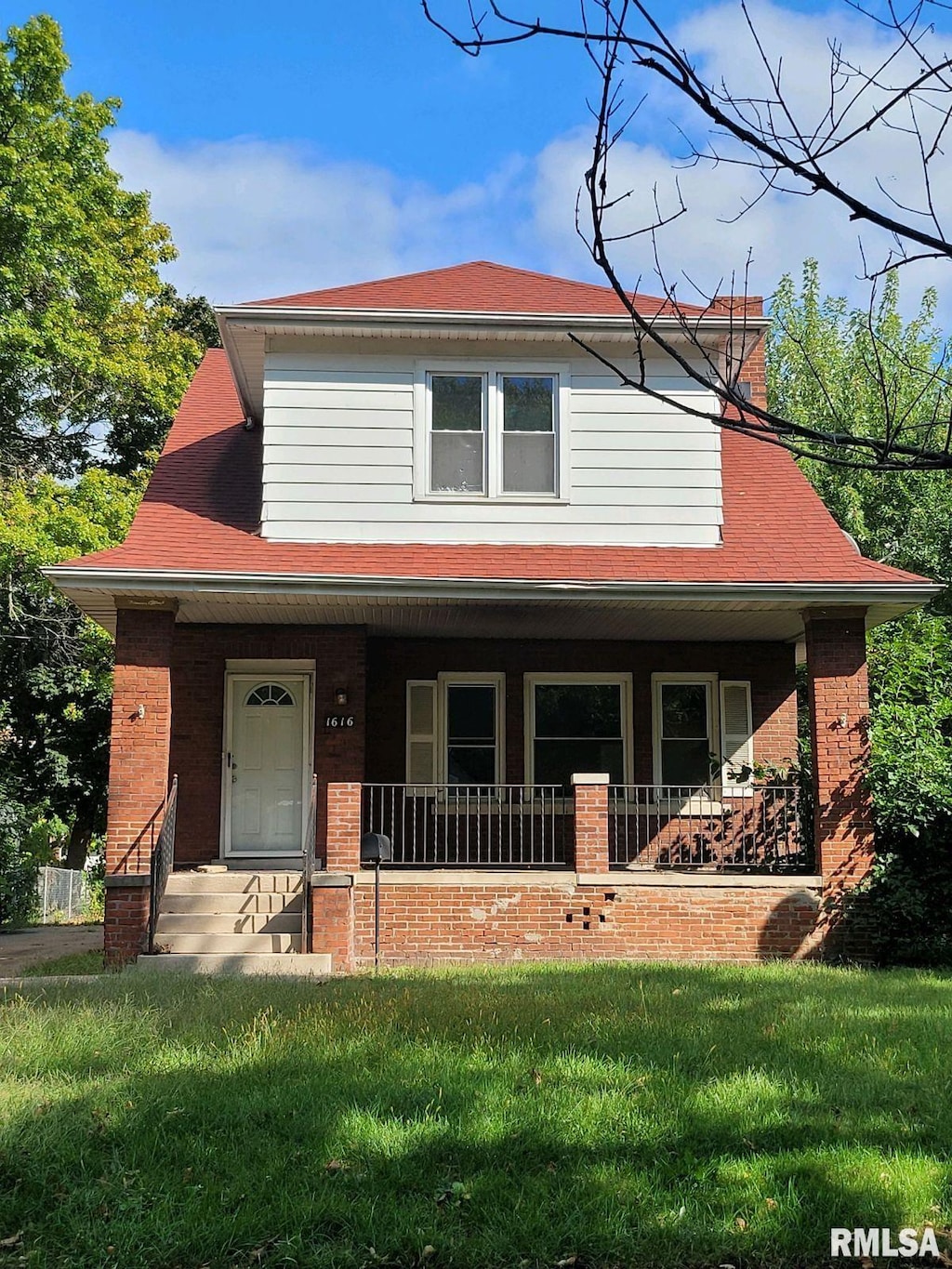 view of front of property featuring a porch and a front lawn