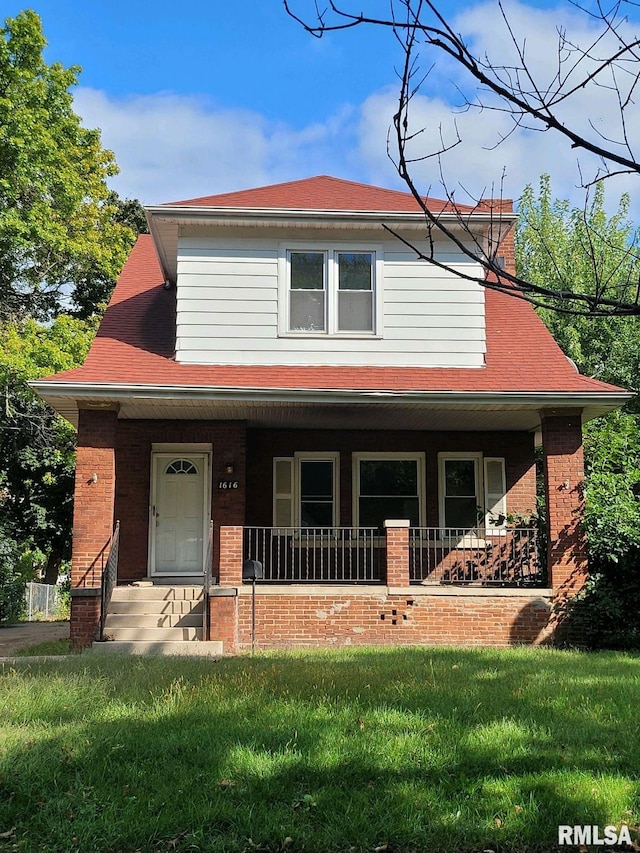 view of front of property featuring a porch and a front lawn