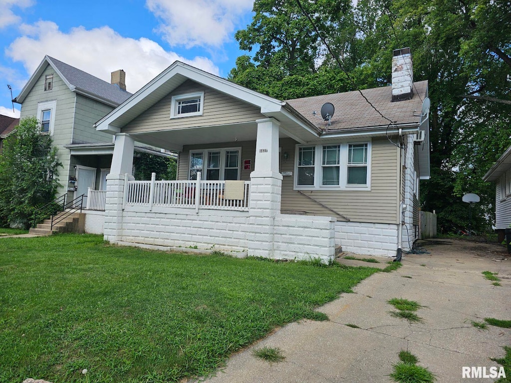 view of front of home featuring a front yard and a porch