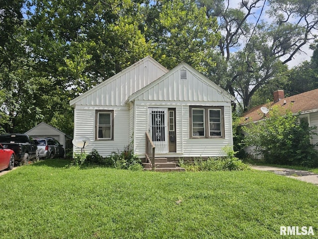 view of front of house featuring a front lawn and a carport