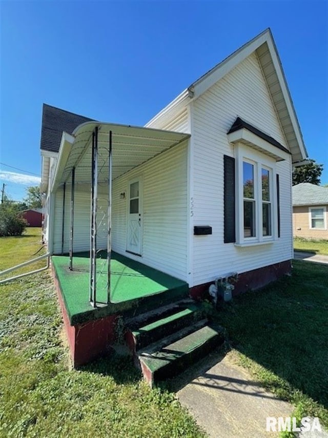 view of side of property featuring a yard